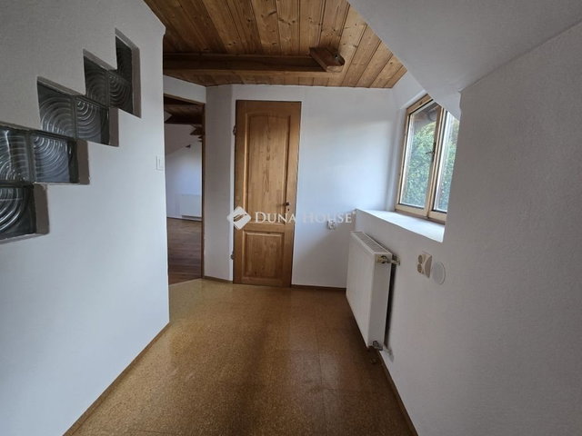 Eladó családi ház, Pécsett 79.9 M Ft, 7 szobás