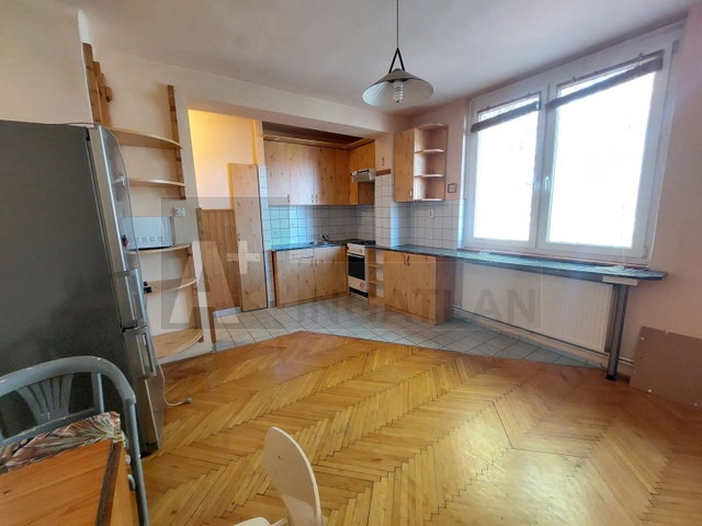Eladó téglalakás, Szegeden 65 M Ft, 4 szobás