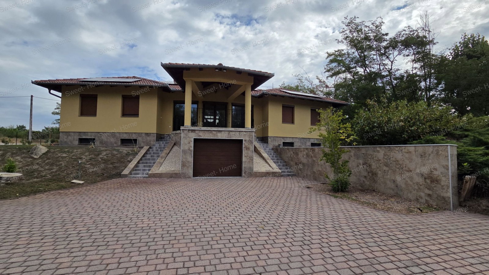 Családi ház · 5 hálószoba · 240 m² · 800.000 Ft