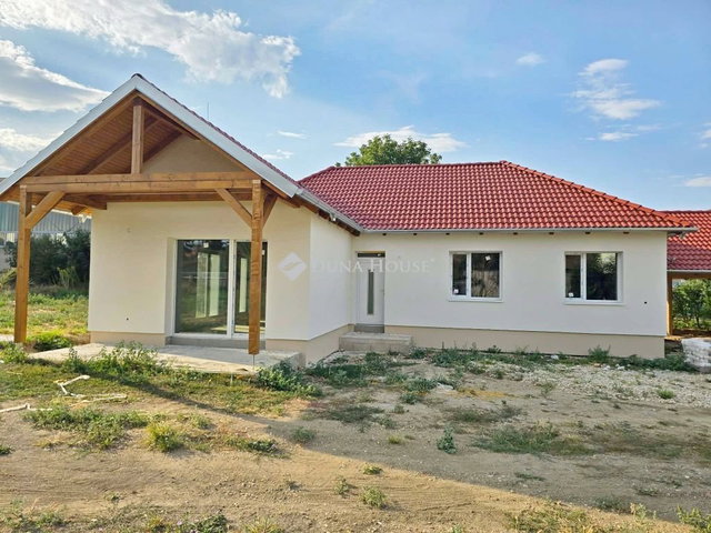 Eladó családi ház, Söptén 94.9 M Ft, 4 szobás