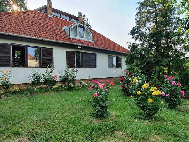Eladó családi ház, Pécsett 99 M Ft, 5 szobás