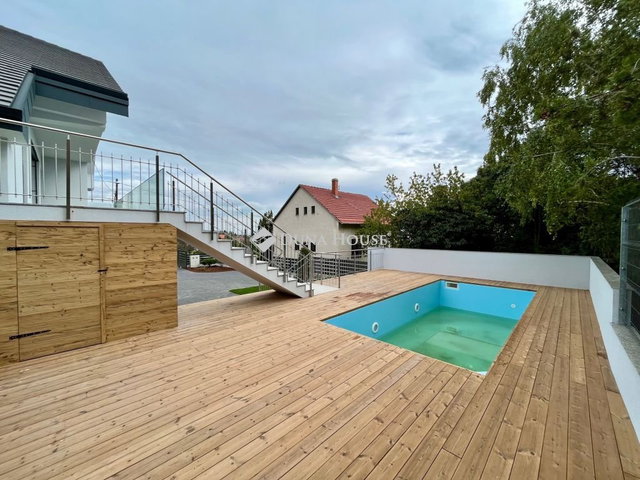 Eladó családi ház, Balatonfüreden 259.9 M Ft, 8 szobás