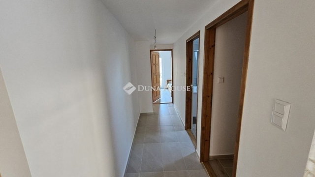 Eladó családi ház, Siófokon 259.9 M Ft, 9 szobás