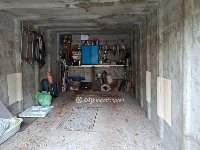 Eladó téglalakás, Pécsett 39 M Ft, 2 szobás