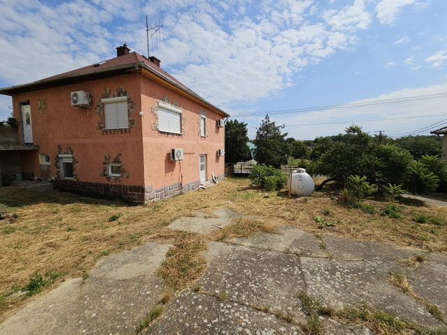Eladó családi ház, Szakcson 38.99 M Ft, 5 szobás