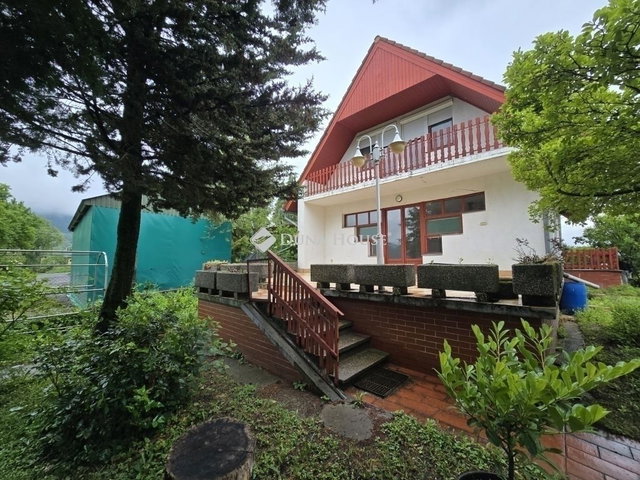 Eladó családi ház, Hosszúhetényen 81.9 M Ft, 5 szobás