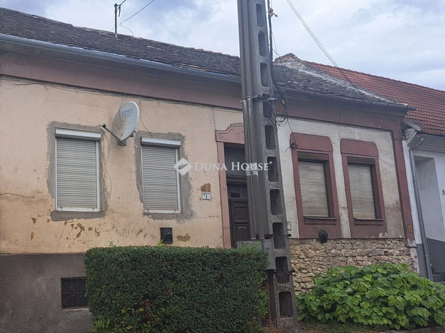 Eladó családi ház, Pécsett, Hársfa úton 27 M Ft, 2 szobás