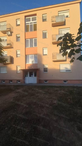 Eladó téglalakás, Oroszlányban 26.9 M Ft, 1 szobás
