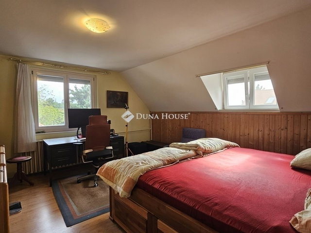 Eladó családi ház, Pécsett 125 M Ft, 7 szobás