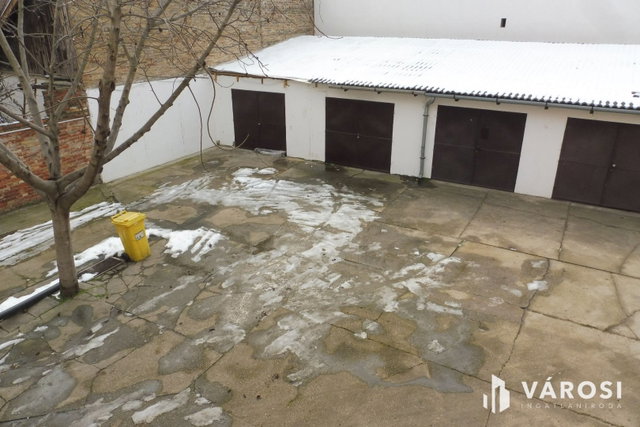 Eladó családi ház, Szegeden 160 M Ft, 8 szobás