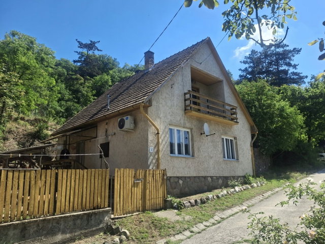 Eladó családi ház, Visegrádon, Temetősor utcában 65 M Ft
