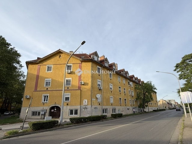 Eladó téglalakás, Pécsett 54.9 M Ft, 2 szobás