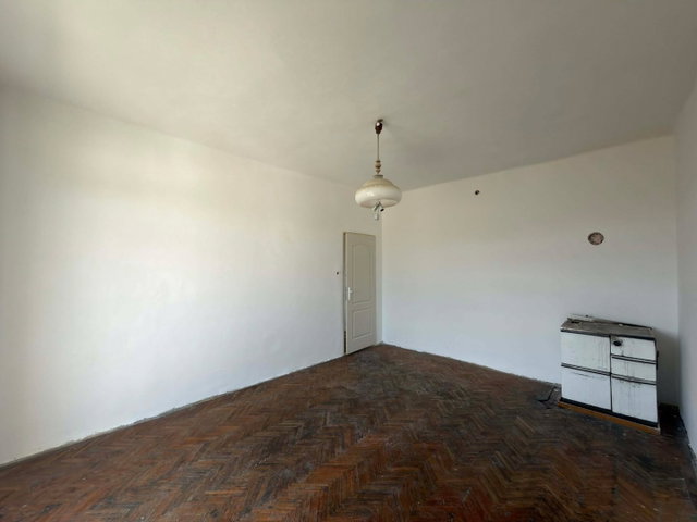 Eladó téglalakás, Komlón, Kazinczy Ferenc utcában 14.9 M Ft