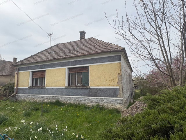 Eladó családi ház, Hosztóton 9.9 M Ft, 2 szobás