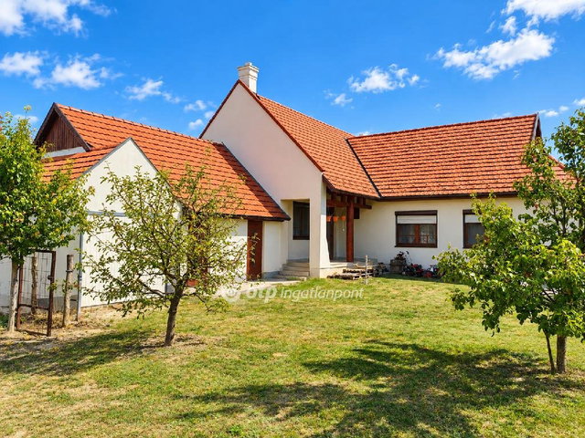 Eladó családi ház, Devecseren 84.9 M Ft, 4+1 szobás