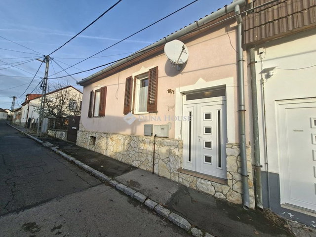 Eladó családi ház, Pécsett, Álmos utcában 43.5 M Ft, 1 szobás