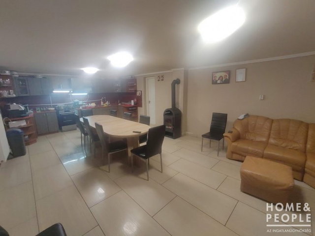 Eladó családi ház, Bakson 26.99 M Ft, 4 szobás