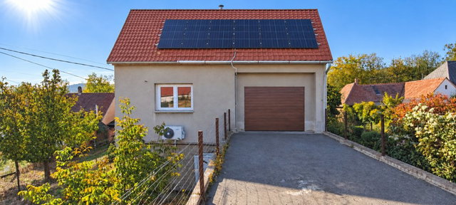 Eladó családi ház, Pécsett, Komlói úton 42 M Ft, 4 szobás