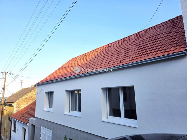Eladó téglalakás, Pécsett 62.9 M Ft, 4 szobás