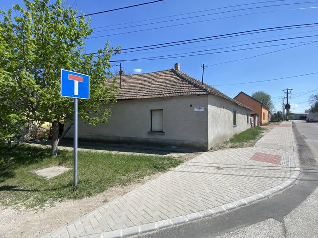 Eladó családi ház, Komáromban 39.9 M Ft, 3 szobás