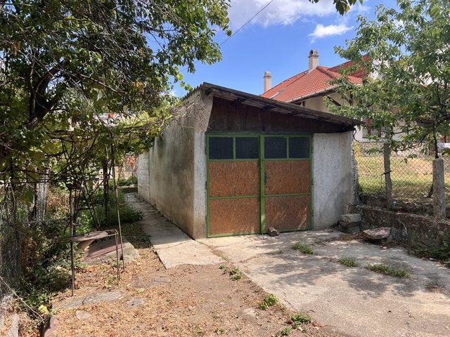 Eladó családi ház, Veszprémben 80 M Ft, 5+2 szobás