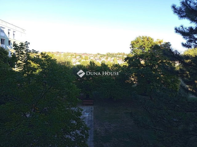 Eladó panellakás, Komlón 27.5 M Ft, 3 szobás