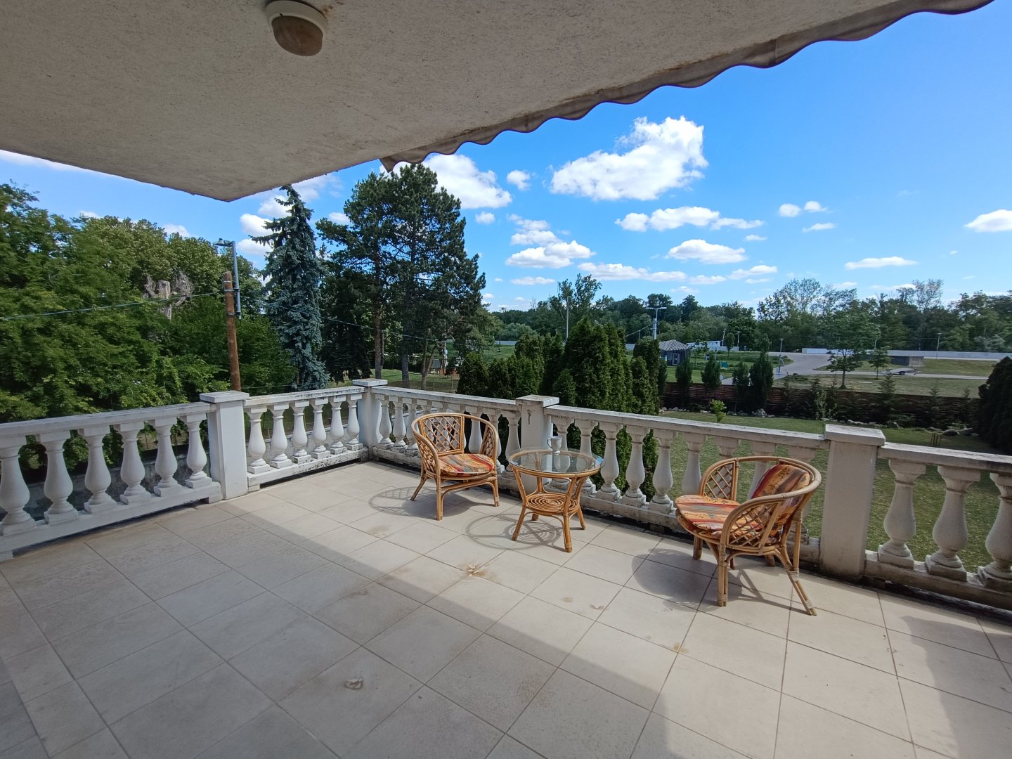 3 bed · 735m² · 145.000.000 ft