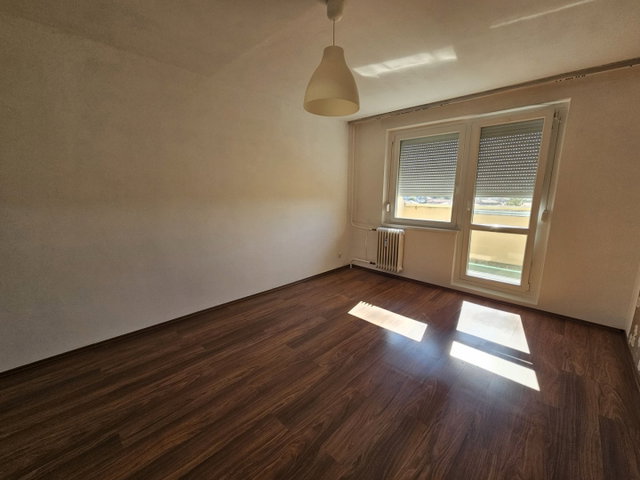 Eladó panellakás, Pápán 31.9 M Ft, 1+1 szobás