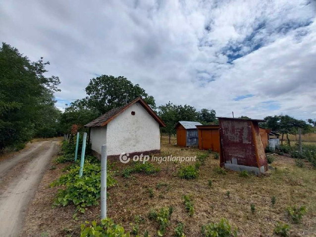 Eladó nyaraló, Csongrádon 2 M Ft, 1 szobás