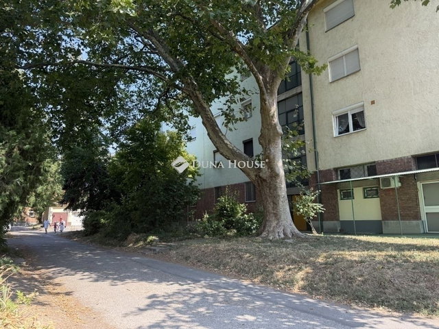 Eladó téglalakás, Pécsett 37.99 M Ft, 2 szobás
