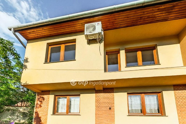 Eladó családi ház, Dunavecsén 130 M Ft, 7 szobás