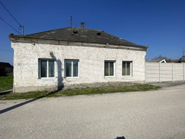 Eladó családi ház, Komáromban 26 M Ft, 3 szobás