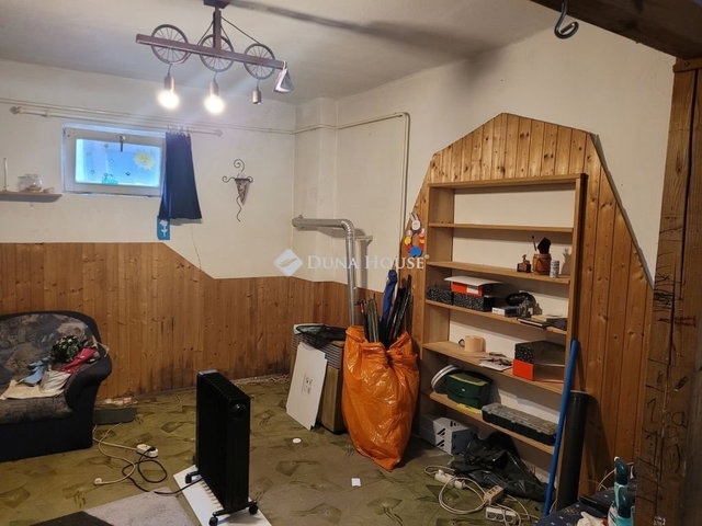 Eladó családi ház, Kesztölcön 31.9 M Ft, 2 szobás