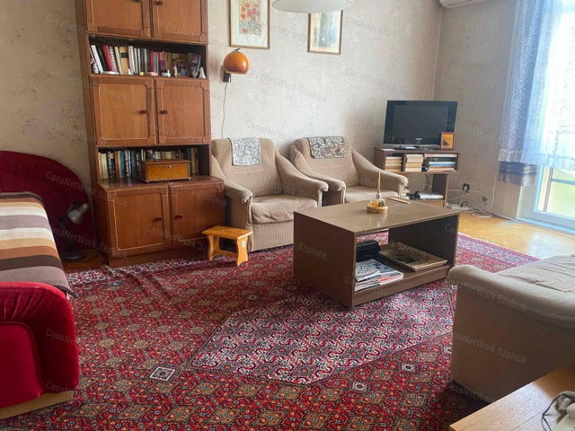Eladó téglalakás, Szolnokon 31.5 M Ft, 1+2 szobás