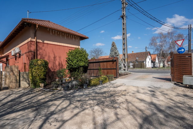 Eladó családi ház, Vértesszőlősön 69.9 M Ft, 4+1 szobás