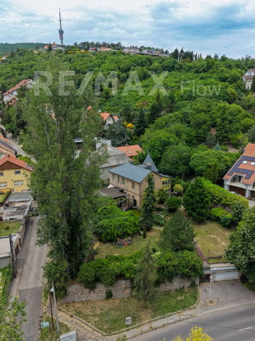 Eladó családi ház, Pécsett 385 M Ft, 8 szobás
