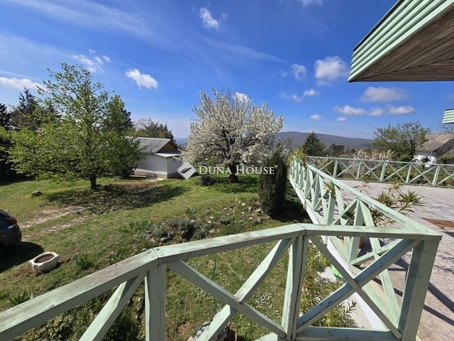 Eladó családi ház, Pécsett 172 M Ft, 6 szobás