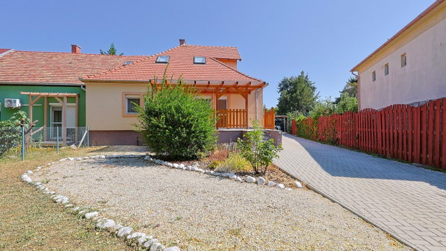 Eladó családi ház, Balatonfüreden 98.01 M Ft, 3 szobás