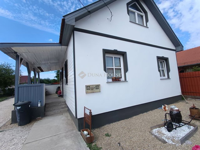 Eladó családi ház, Tápiószentmártonon 42.9 M Ft, 4 szobás