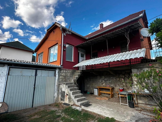 Eladó családi ház, Komlón, Fő utcában 49.9 M Ft, 3+1 szobás