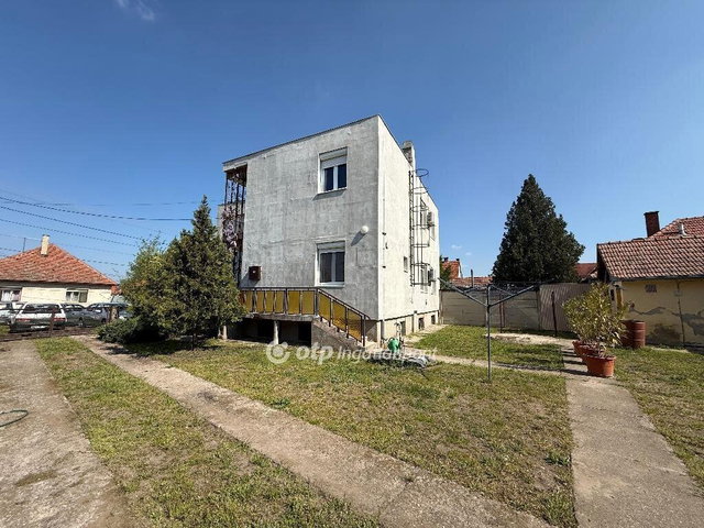 Eladó családi ház, Cegléden 105 M Ft, 5 szobás