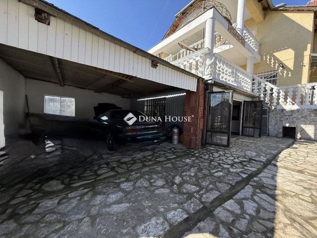 Eladó családi ház, Pécsett, Piroska utcában 135 M Ft, 7 szobás
