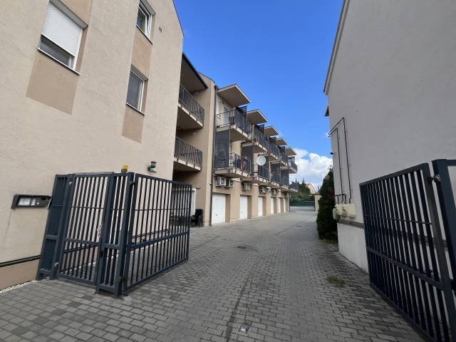 Eladó téglalakás, Pápán 45 M Ft, 1+2 szobás