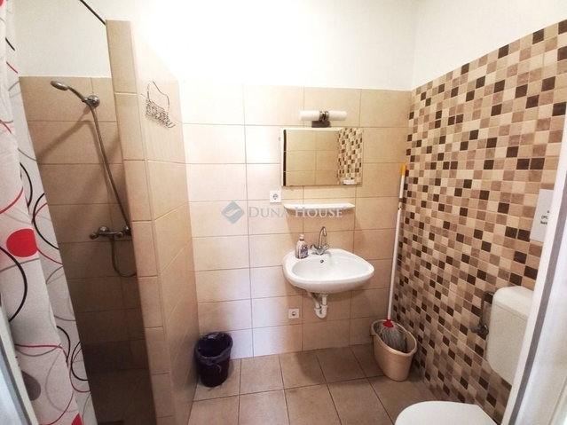 Eladó üzlethelyiség, Debrecenben 75 M Ft, 2 szobás