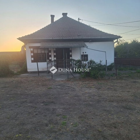 Eladó családi ház, Tiszacsegén 14.9 M Ft, 2 szobás