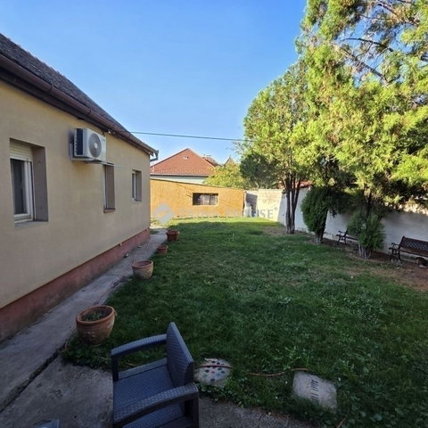 Eladó családi ház, Pécsett 69 M Ft, 5 szobás