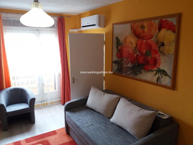 Kiadó panellakás, albérlet, Pécsett 140 E Ft / hó, 1+1 szobás