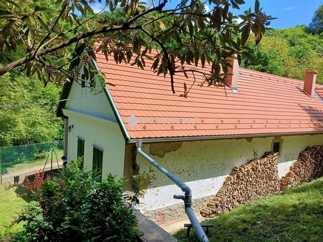 Eladó családi ház, Hosszúhetényen 39.9 M Ft, 2 szobás