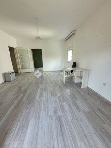 Eladó panellakás, Pécsett 50 M Ft, 2 szobás