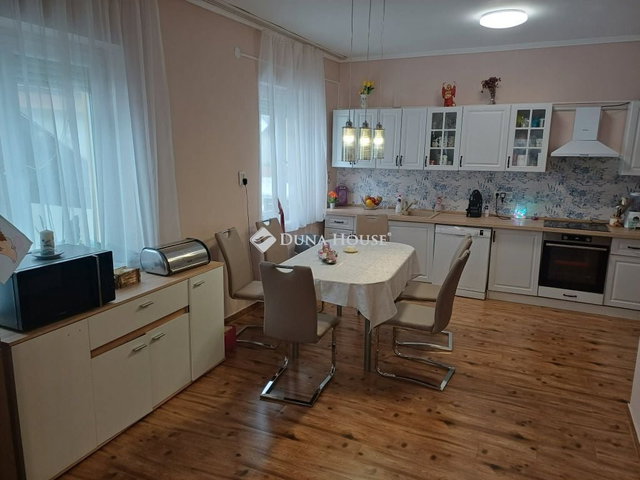 Eladó családi ház, Szirmabesenyőn 118 M Ft, 6 szobás
